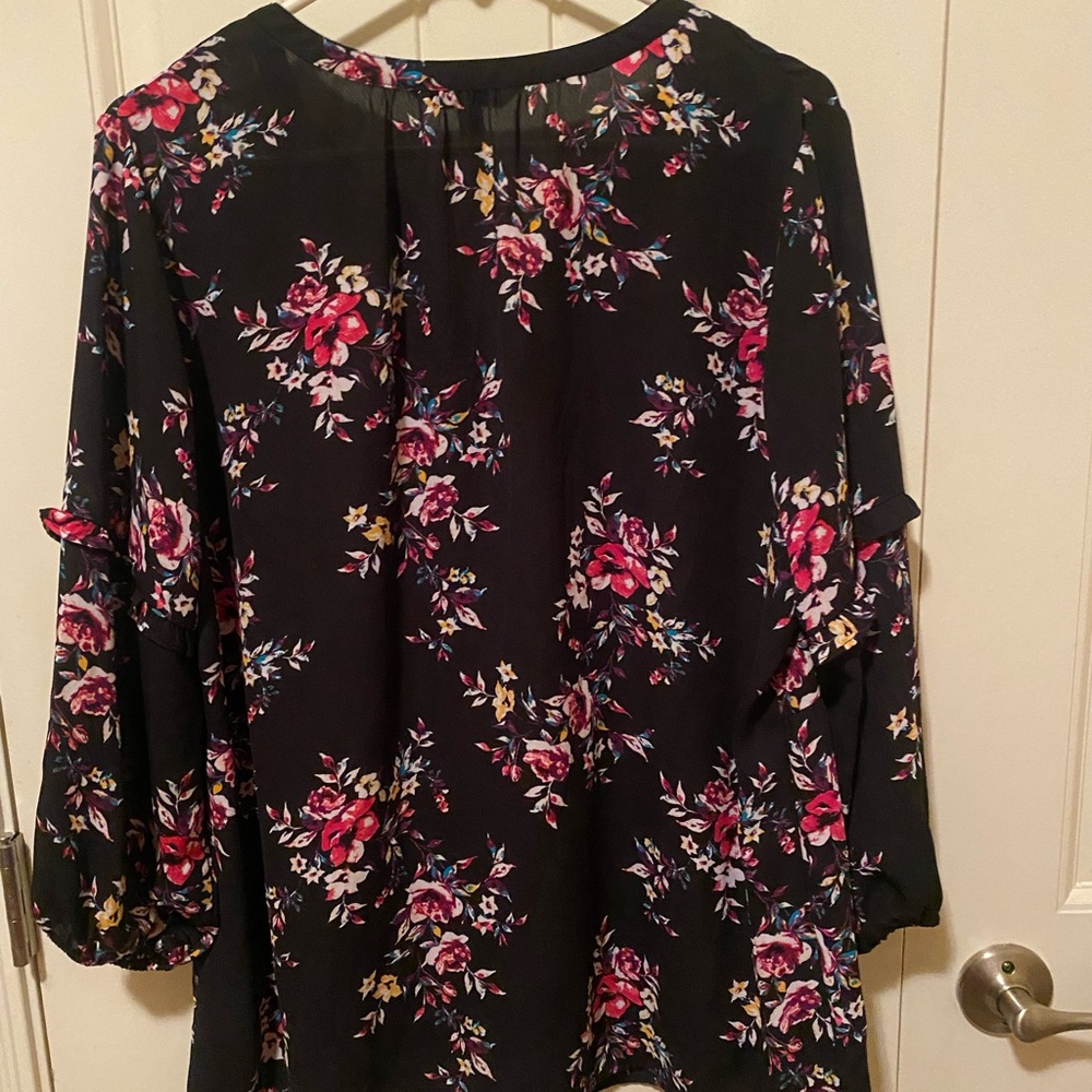 The Pioneer Woman Floral blouses-Size L
Black
Navy - Picture 7 of 7